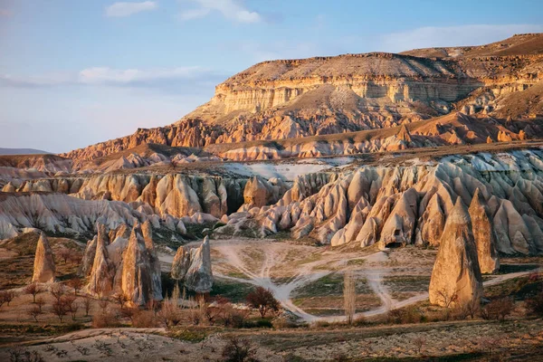 Gün batımında Cappadocia manzara renkli gül vadide — Stok fotoğraf