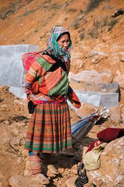 Vietnam 'daki Can Cau pazarında Hmong kabilesinden kadınlar.
