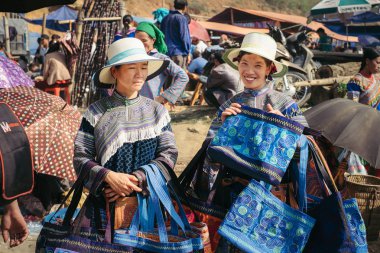 Vietnam 'daki Can Cau pazarında Hmong kabilesinden kadınlar.