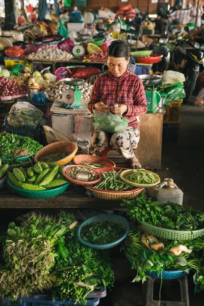 Woman selling vegetables on street market in Hoi An, Vietnam — Stock Photo, Image