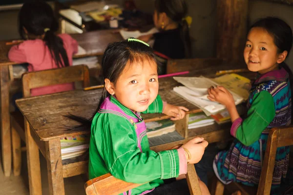Les enfants Hmong vietnamiens à l'école rurale . — Photo
