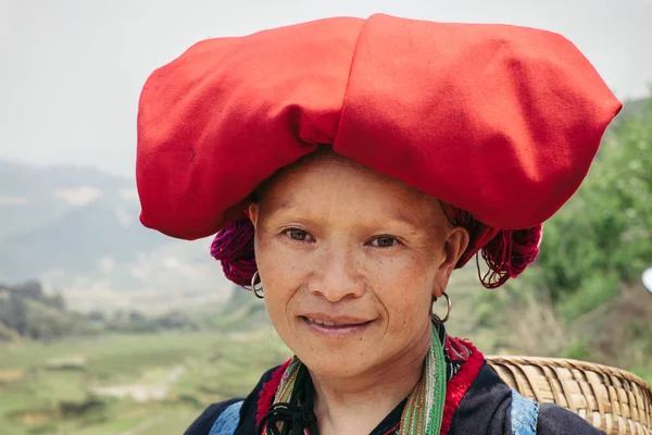 Rød Dzao vietnamesisk kvinde portræt i Sapa - Stock-foto