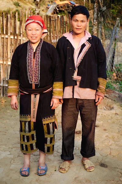 Famille des minorités ethniques Dzao rouges près de la maison. — Photo