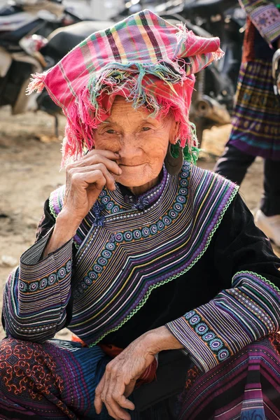 Portrait flower hmong woman at Can Cau Market — Stock Photo, Image