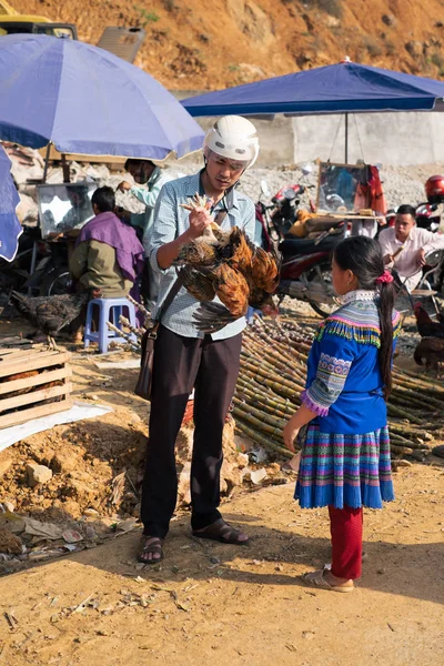 ベトナムのカンカウ市場でモン族の女性 — ストック写真