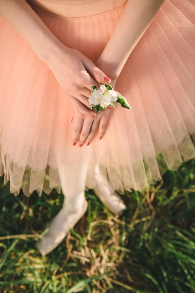 Baletka v ruce držel bílý květ — Stock fotografie