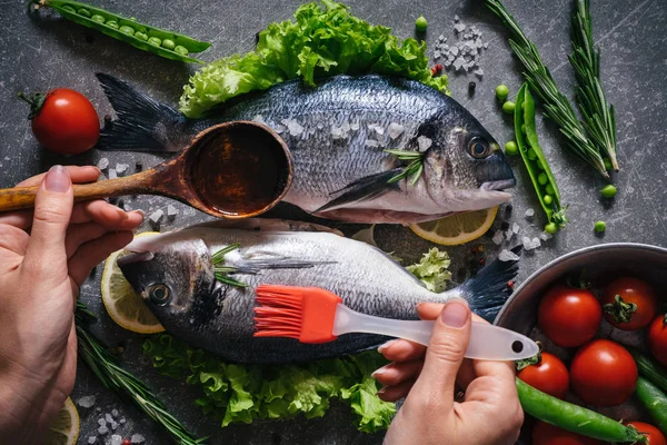 Seafood sehat dengan sayuran, herbal dan rempah-rempah . — Stok Foto