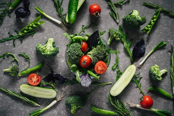 어두운 시골풍 테이블에 녹색 채식 식품의 상위 뷰 — 스톡 사진