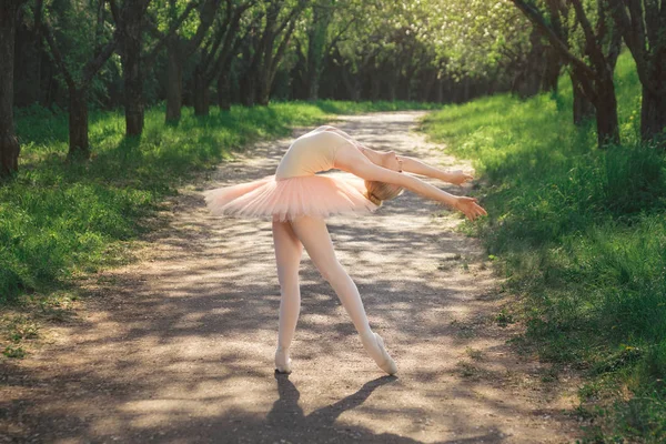Retrato de bela bailarina com emoção romântica e terna — Fotografia de Stock