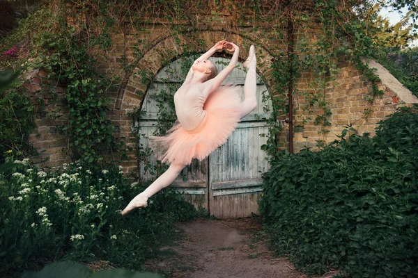 Ballerine dansant en plein air pose de ballet classique en backgro urbain — Photo