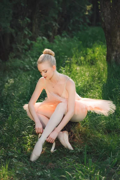 Ung ballerina forbereder seg til dans utendørs – stockfoto