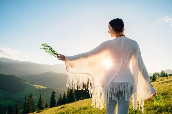 Kvinnan känner frihet och njuter av naturen — Stockfoto