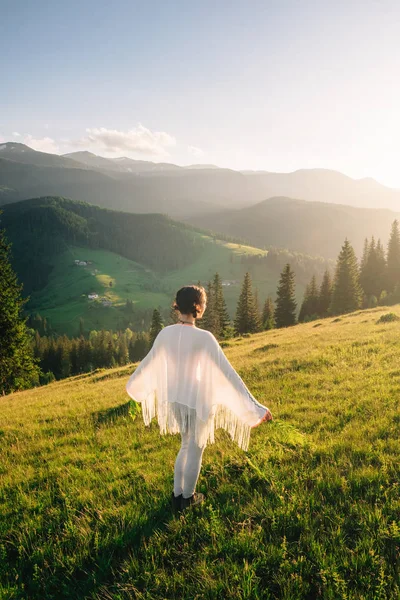 La mujer siente libertad y disfruta de la naturaleza — Foto de Stock
