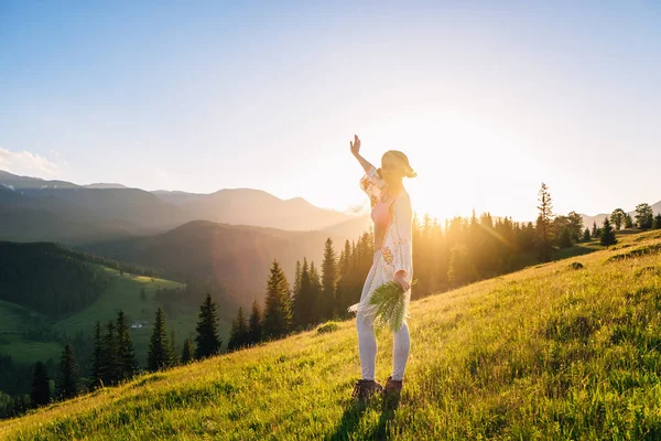 Kvinde føler frihed og nyder naturen - Stock-foto