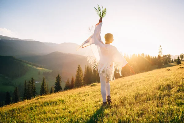 Kvinnan känner frihet och njuter av naturen — Stockfoto