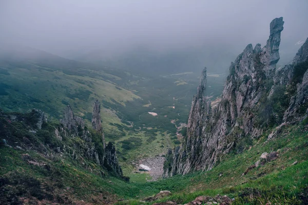 Panorama della mistica roccia di montagna nella nebbia — Foto Stock