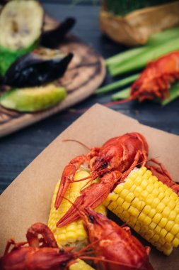 Izgara sebzeli pişmiş kerevit