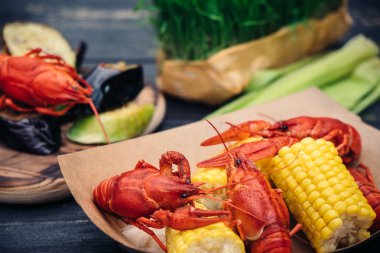 Izgara sebzeli pişmiş kerevit