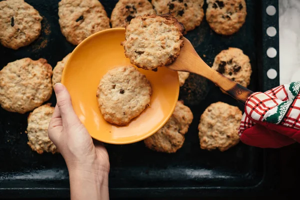 Tatil için ev yapımı kurabiye pişiren kadın.