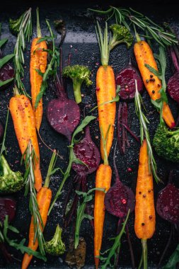 Koyu arka plan üzerine kavurma için sebze Üstten Görünüm