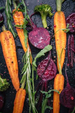 Koyu arka plan üzerine kavurma için sebze Üstten Görünüm