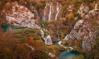 Plitvice Gölleri ve şelaleler Sonbahar sezonu