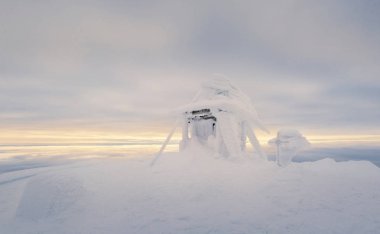 Kış dağ batımında güzel manzara