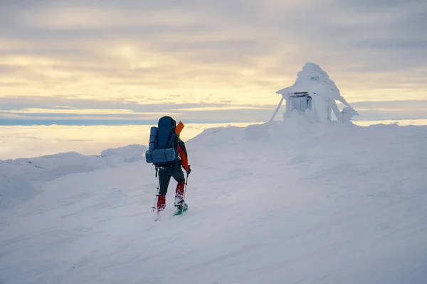 Het gevoel van vrijheid en geniet van prachtige winter bergen — Stockfoto