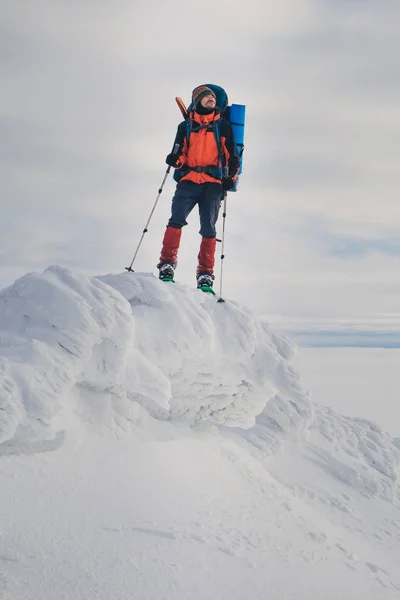 Het gevoel van vrijheid en geniet van prachtige winter bergen — Stockfoto