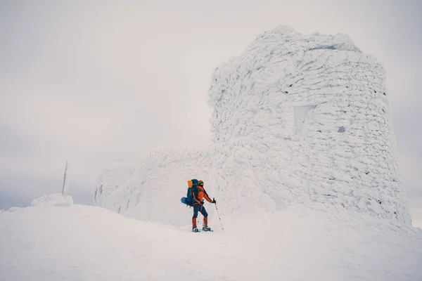 Het gevoel van vrijheid en geniet van prachtige winter bergen — Stockfoto