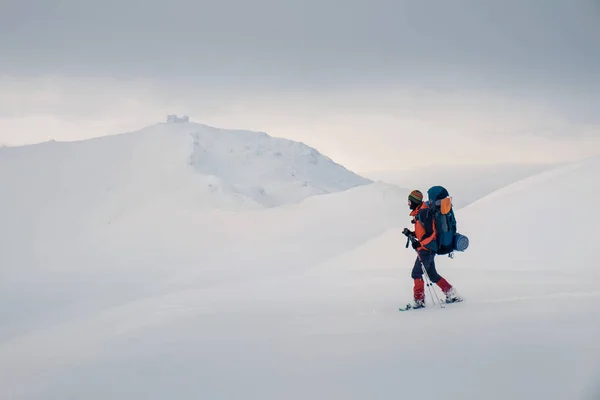 Het gevoel van vrijheid en geniet van prachtige winter bergen — Stockfoto