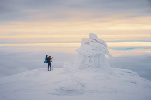 Poczuć wolność i cieszyć się piękny zimowy góry — Zdjęcie stockowe