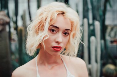 Moda portre tropikal orman içinde güzel genç kadın