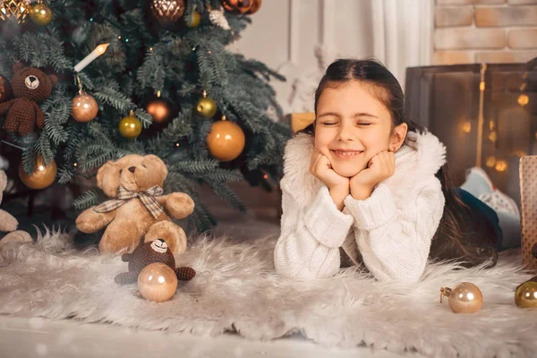 Smiling little girl near Christmas tree — Stock Photo, Image