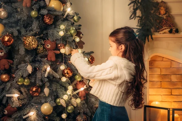 Happy child decorating Xmas tree — Stock Photo, Image