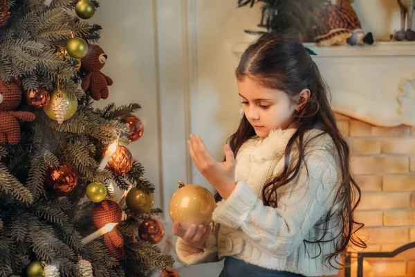 Happy child decorating Xmas tree — Stock Photo, Image