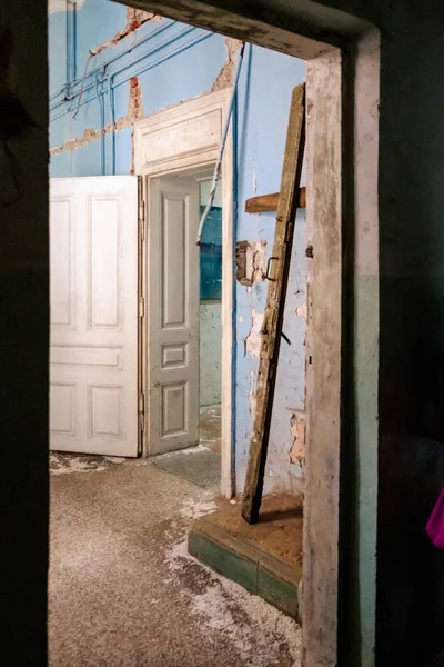 Seyir Bir Uzun Unutulmuş Terk Edilmiş Eski Püskü Odaları Içinde — Stok fotoğraf