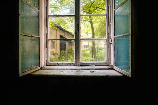 Atmosphere Abandoned House Lit Darkness Emptiness Light Pours Only Windows — Stock Photo, Image
