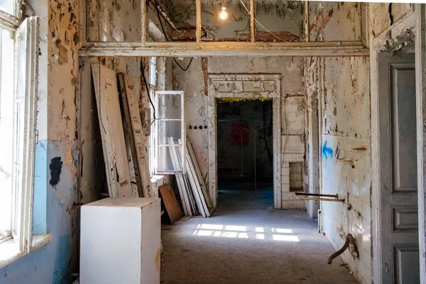 Alter Geräumiger Raum Verlassenen Gebäude Verfällt Weiter Während Voller Vergangenheit — Stockfoto