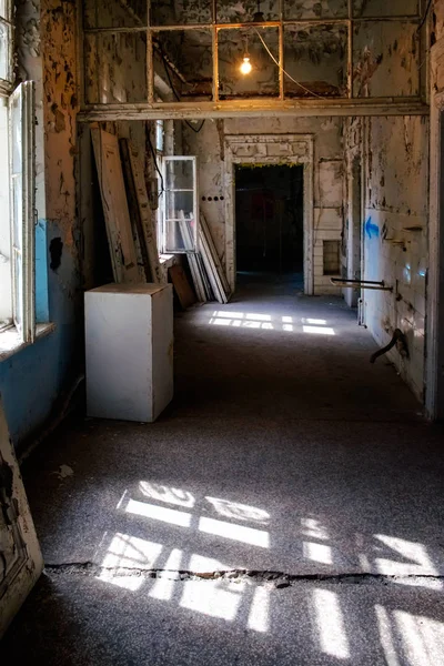 Ηλικίας Εγκαταλελειμμένα Διάδρομος Απολαμβάνοντας Τις Ηλιόλουστες Ημέρες Windows Σχεδόν Ορθάνοιχτη — Φωτογραφία Αρχείου