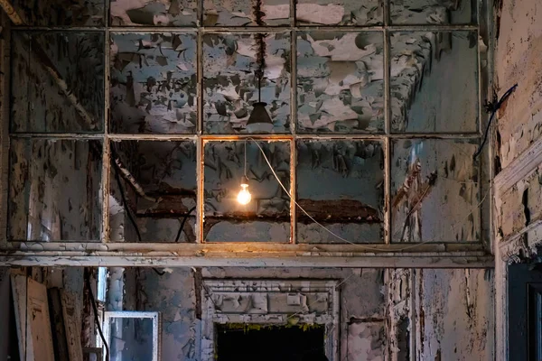 Eski Terk Edilmiş Binada Hala Hayatta Bir Işık Içinde Iken — Stok fotoğraf