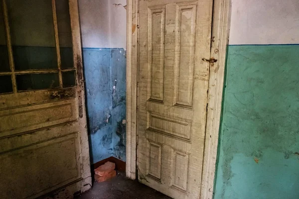 Antiguo Edificio Abandonado Con Puertas Sucias Asquerosas Primer Plano — Foto de Stock