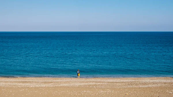 Horizon d'une mer sans fin et une petite silhouette lointaine d'une tr — Photo