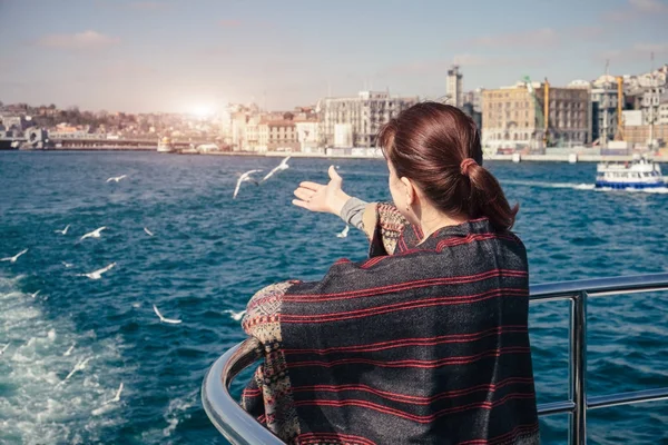 Donne che viaggiano e raggiungono gabbiani dal traghetto sul Bosforo — Foto Stock