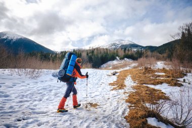 Adam güzel kış dağda hiking