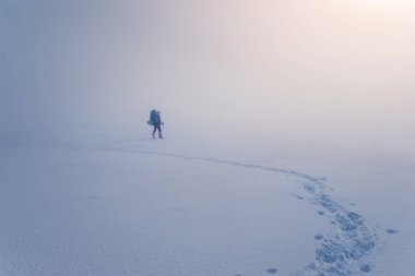 Sırt çantasında kış dağ manzarası ile hiking aşırı