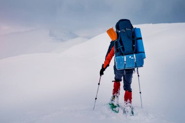 Sırt çantasında kış dağ manzarası ile hiking aşırı