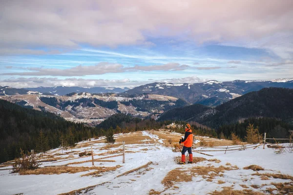 Wandelen in de prachtige winter mountain man — Stockfoto