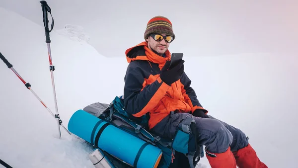 男人用背包和雪在冬天山徒步 — 图库照片