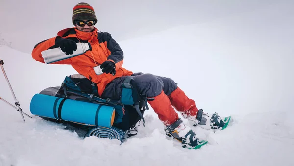 Piesze wycieczki z plecaka i spacery na rakietach śnieżnych w zimie mountain Man — Zdjęcie stockowe